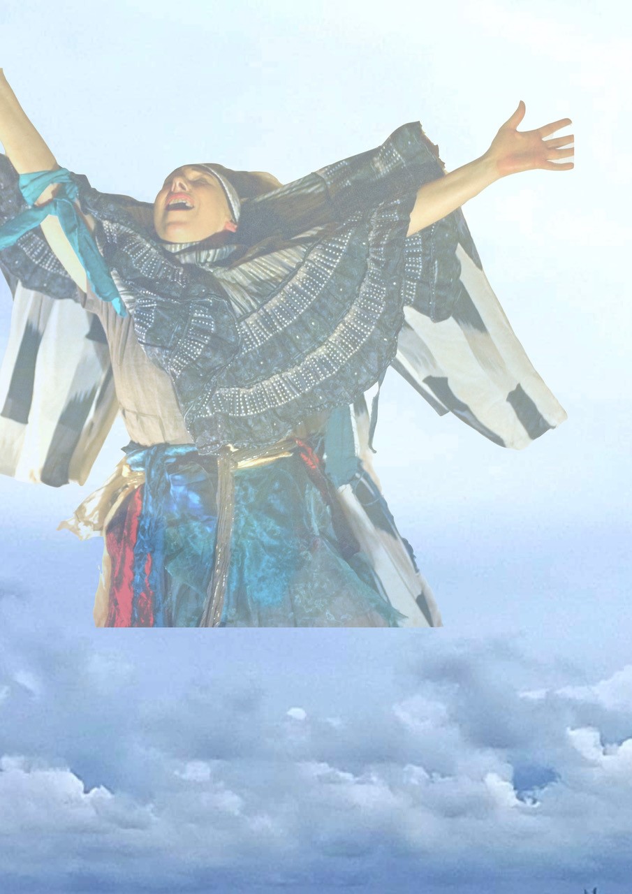 Lotte Grohe, Angelika Neumann breiten ihre Arme wie Schwingen aus