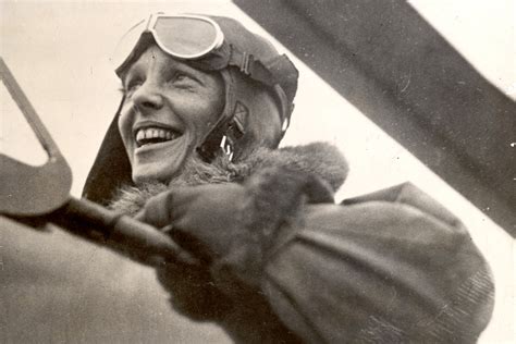TTE Amelia Earhart_01 Angelika Neumann und Lotte Grohe strecken ihre Arme Richtung Himmel aus
